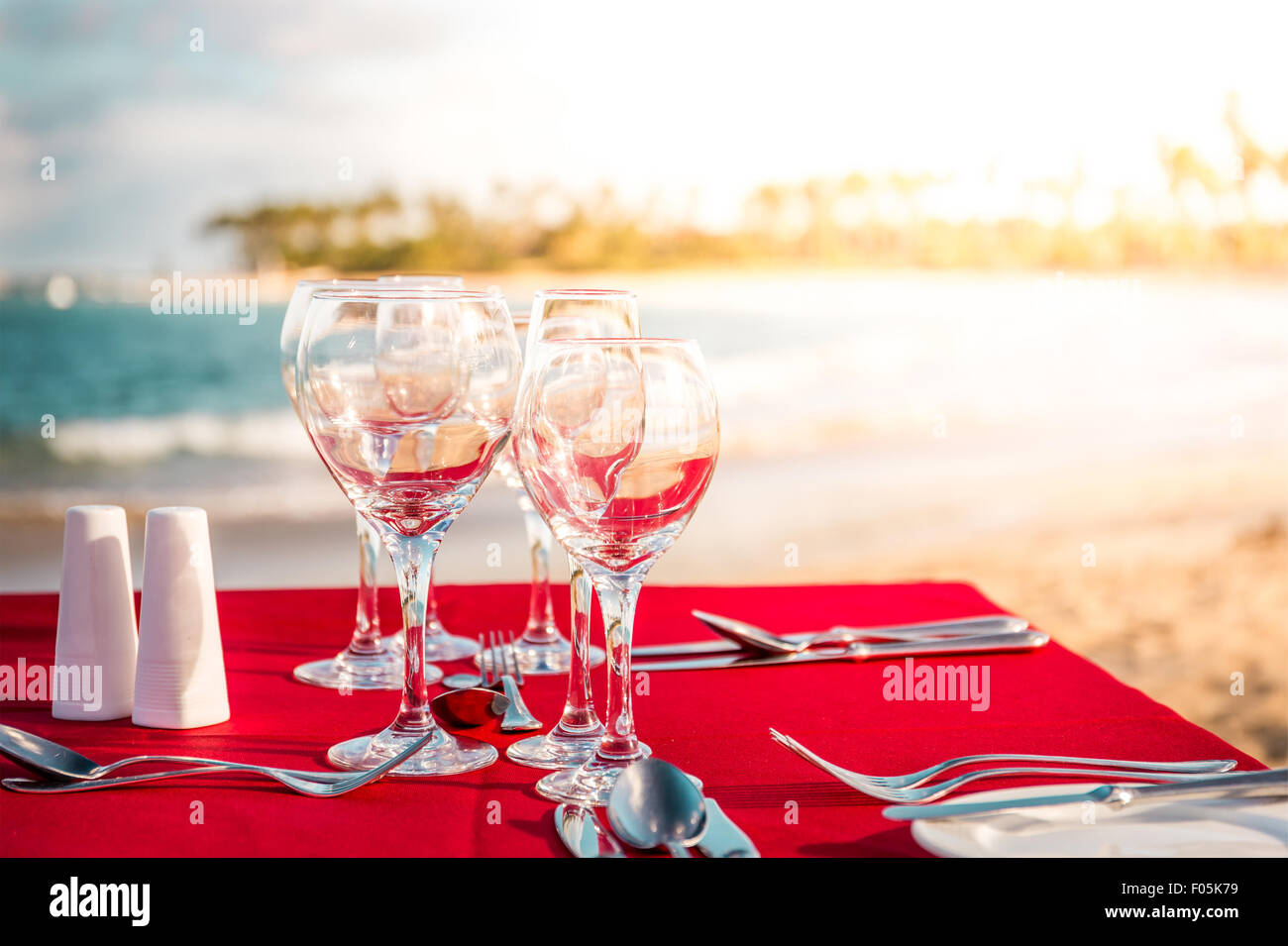 Partytisch am Karibik-Strand in der Dominikanischen Republik Stockfoto