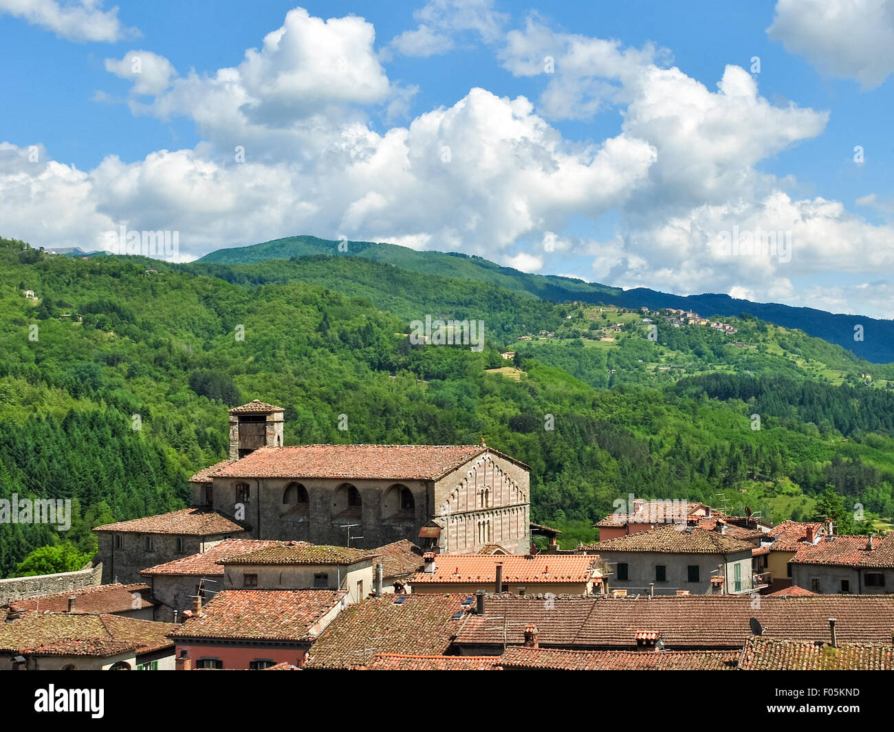 Ansicht von Castiglione di Garfagnana, einer kleinen Stadt in der Toskana (Italien), mit den umliegenden Hügeln im Hintergrund Stockfoto
