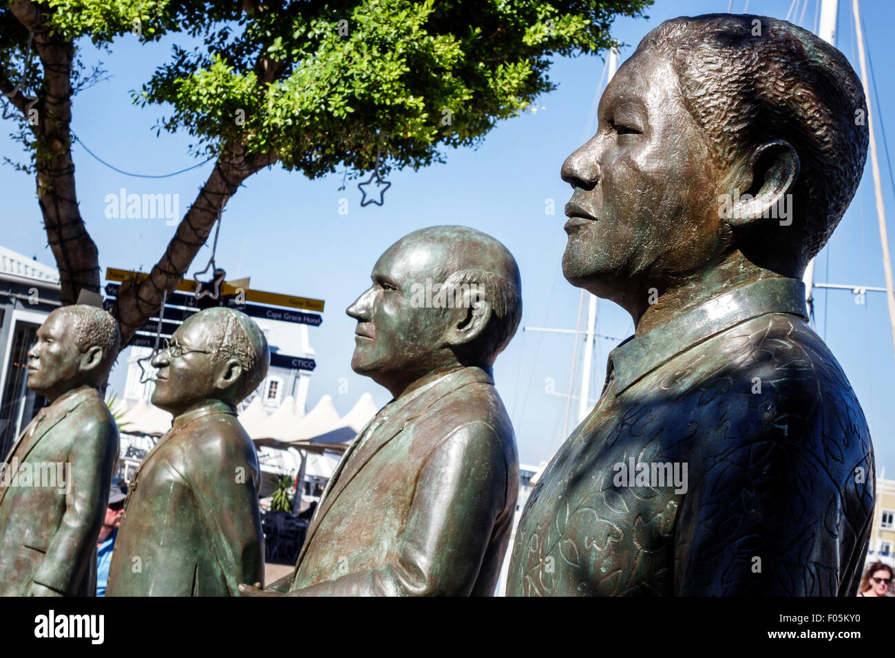 Kapstadt Südafrika, V & A Victoria Alfred Waterfront, Nobel Square, Preisträger, Albert Luthuli, Desmond Tutu, FW de Klerk, Nelson Mandela, Bronzestatu Stockfoto