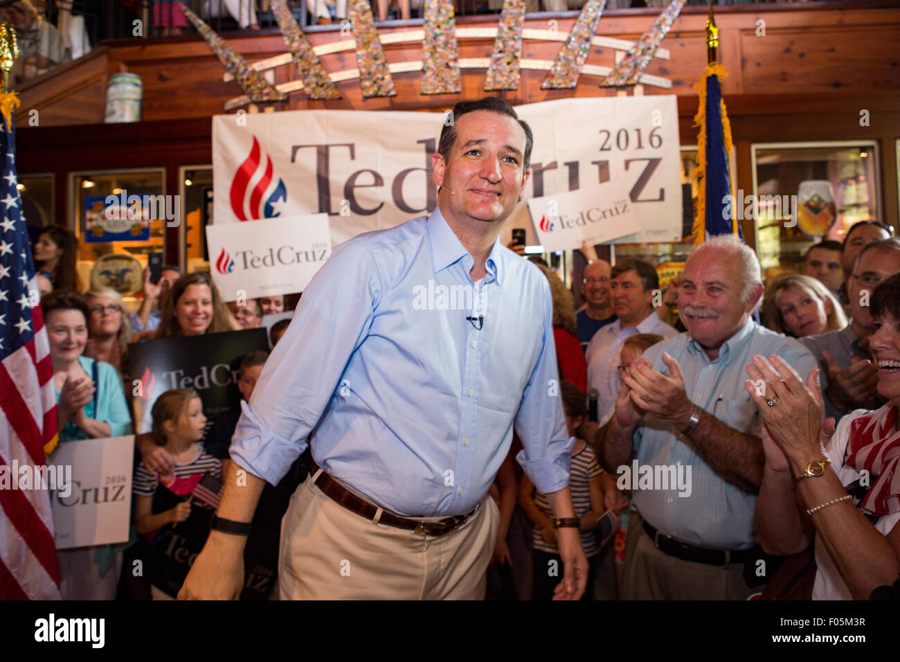 Mt Pleasant, South Carolina, USA. 7. August 2015. US-Senator und GOP Präsidentschaftskandidat Ted Cruz spricht während einer Kampagne Stop am Liberty Tap Room Restaurant August 7, 2015 in Mt. Pleasant, South Carolina. Die Veranstaltung war der Auftakt für eine sieben-Tage Bustour namens Cruz-Land-Bus-Tour der Südstaaten. Bildnachweis: Planetpix/Alamy Live-Nachrichten Stockfoto