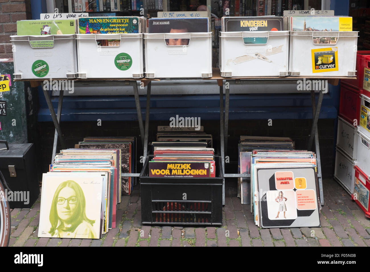 Alte Vinyl-Schallplatten zu verkaufen in Leiden, Niederlande Stockfoto