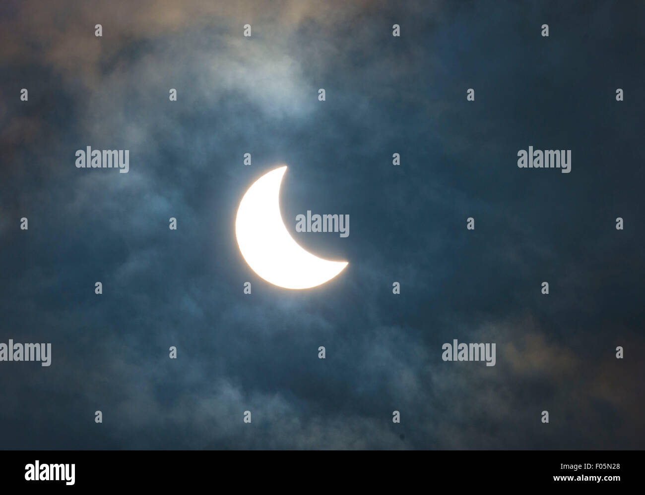 Verfinsterung der Sonne fand ein sehr Wolke bedeckt am Morgen des 20. März 2015 Bicester Oxfordshire England Stockfoto