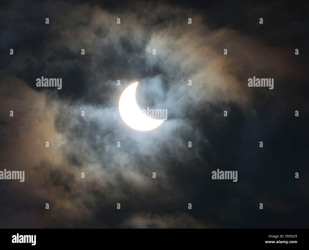 Verfinsterung der Sonne fand ein sehr Wolke bedeckt am Morgen des 20. März 2015 Bicester Oxfordshire England Stockfoto