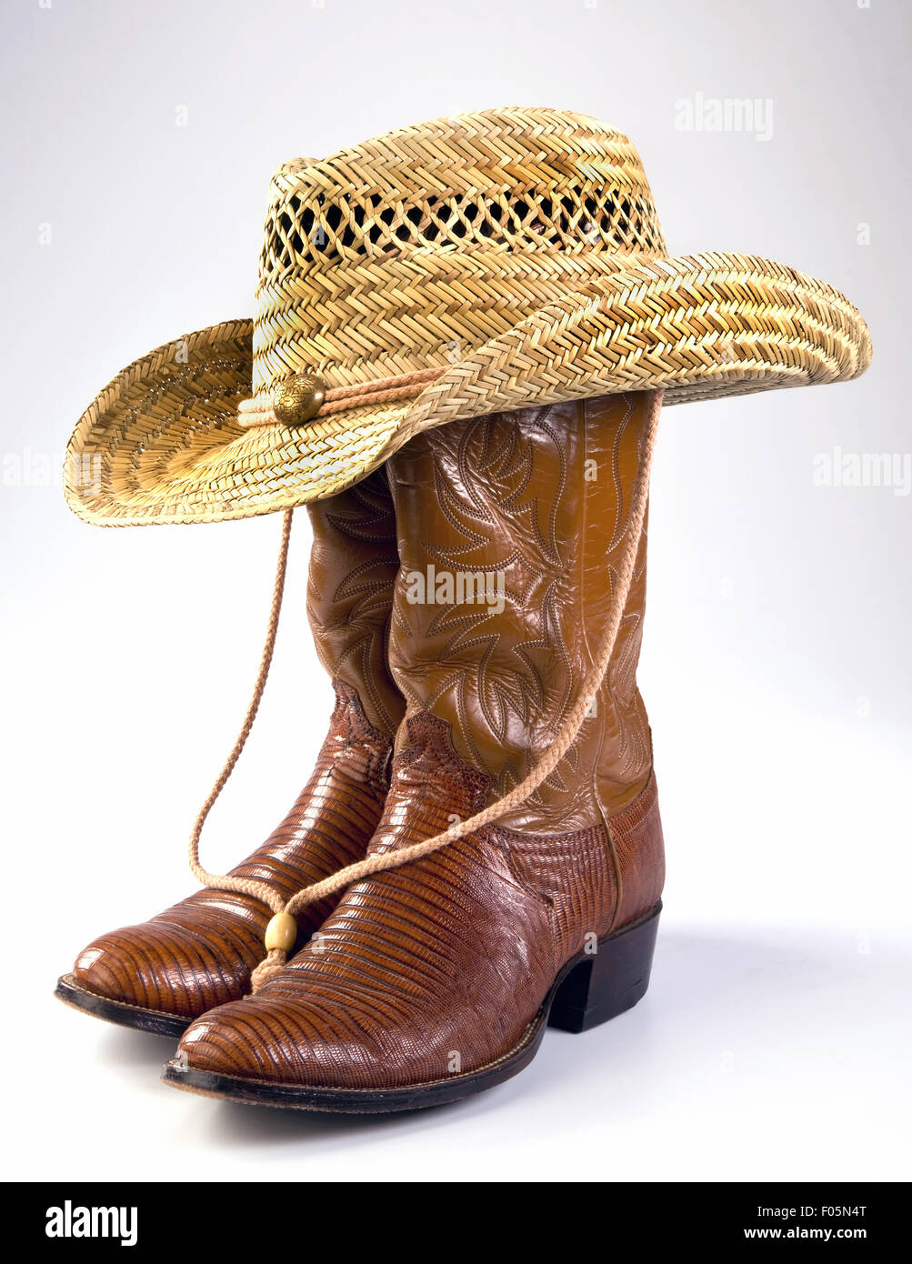 Eidechse Haut Stiefel und Stroh Cowboyhut. Stockfoto