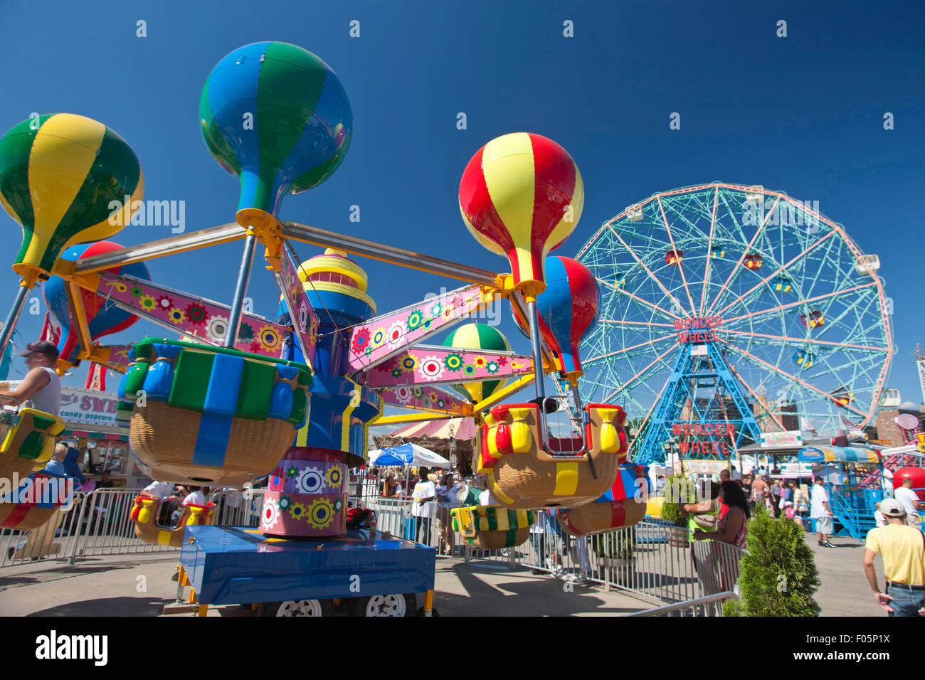 DENO ES WONDER WHEEL AMUSEMENT PARK CONEY ISLAND NEW YORK CITY USA Stockfoto