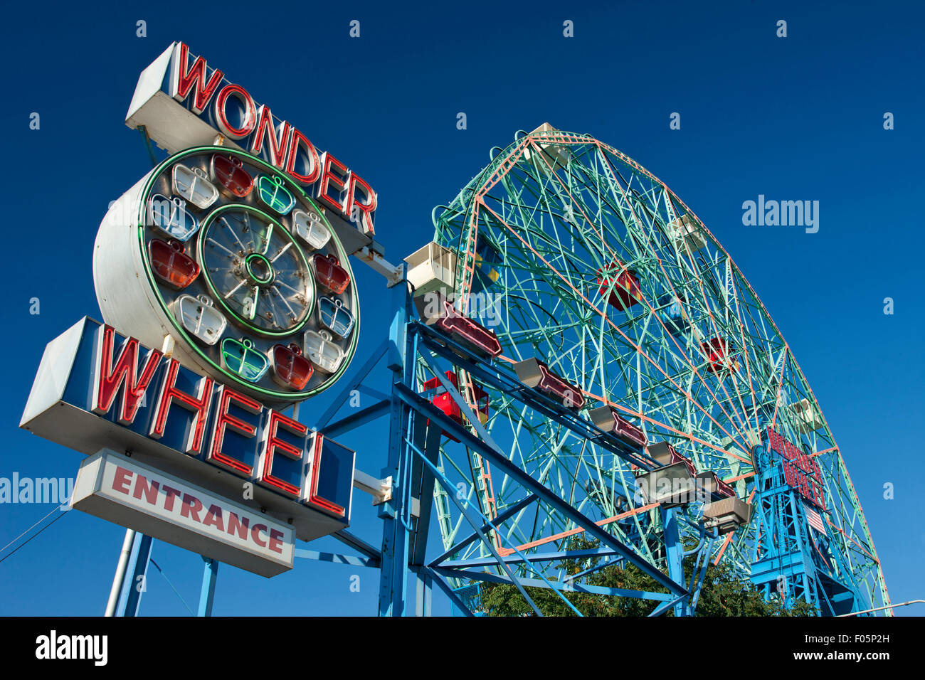 WUNDER RAD ZEICHEN DENOS WONDER WHEEL AMUSEMENT PARK CONEY ISLAND BROOKLYN NEW YORK CITY USA Stockfoto