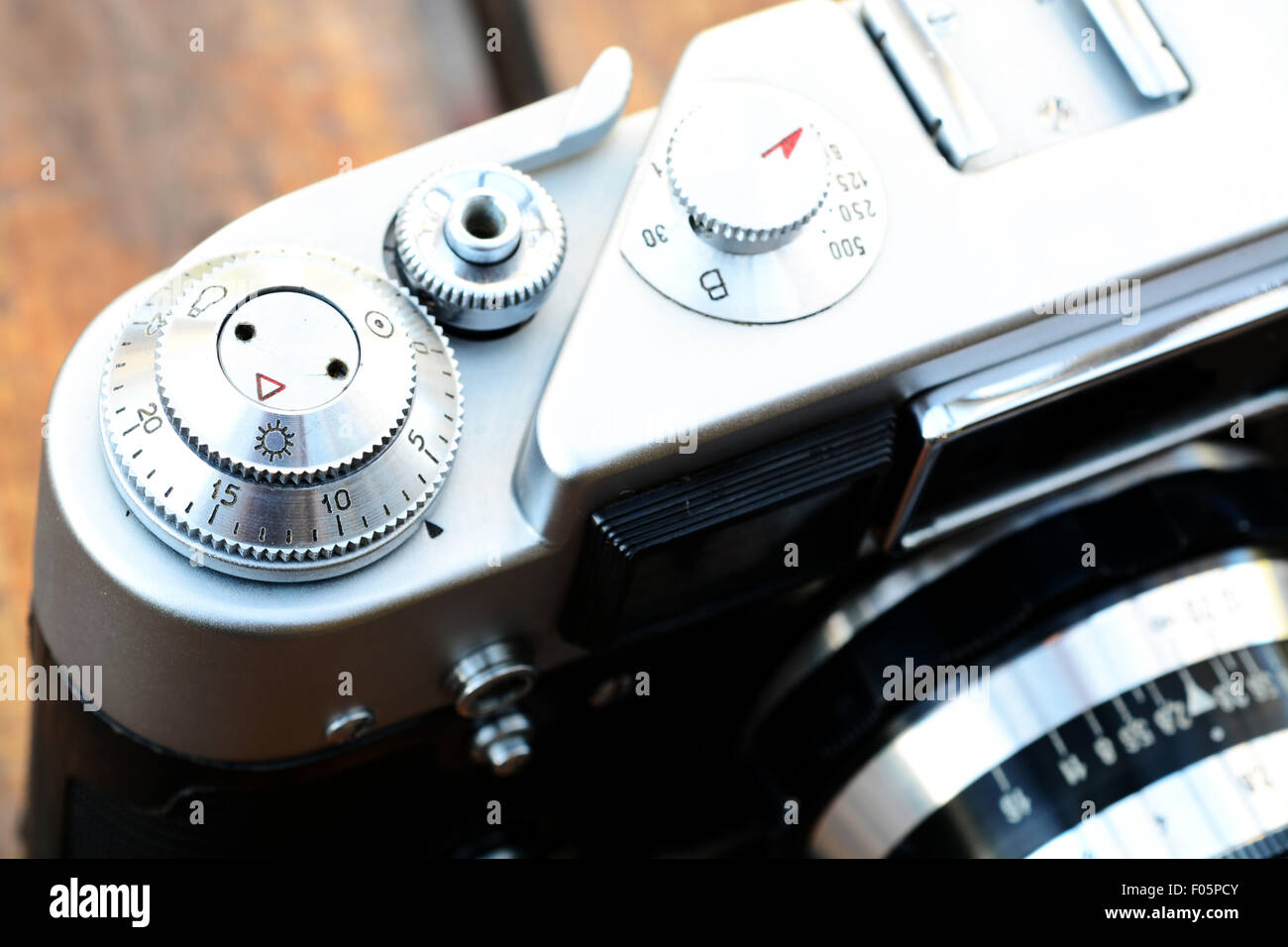 Makroaufnahme einer altrussischen analoge Kamera zeigt die Reglerknöpfe Stockfoto