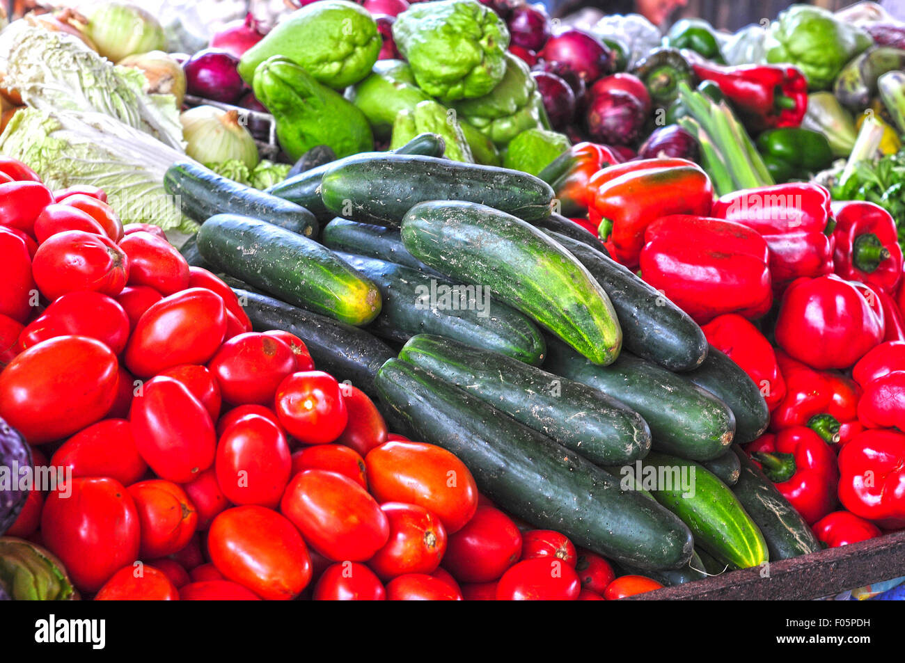 Gemüse Verkauf in einem ländlichen lateinamerikanischen Markt Stockfoto