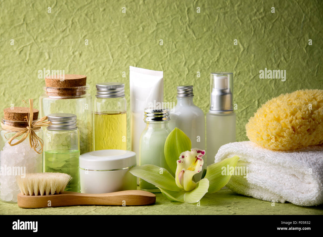 Spa-Salz, ätherisches Öl, Handtuch, Pinsel und blühenden Orchidee. Stockfoto
