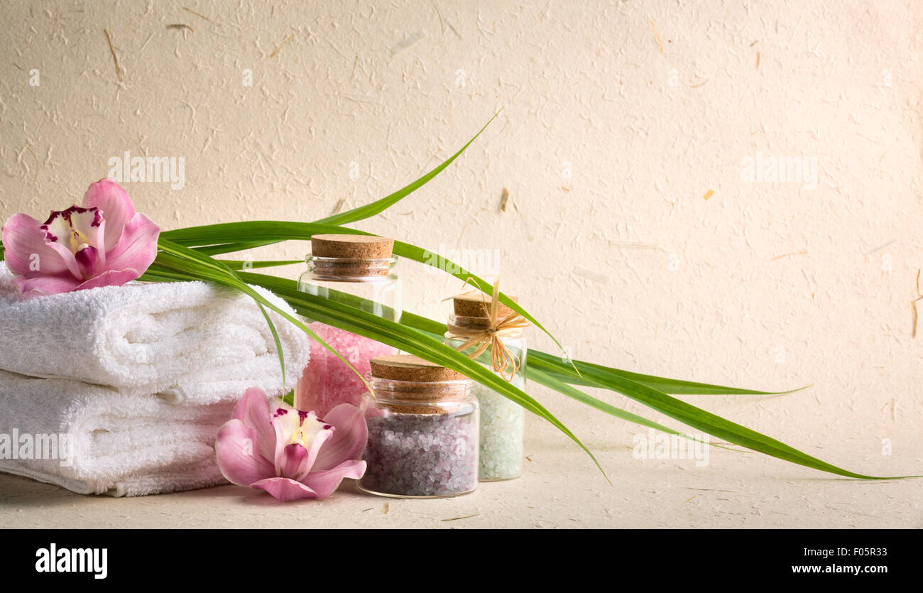 Wellness-Salz, Handtuch und Orchidee Blume. Stockfoto