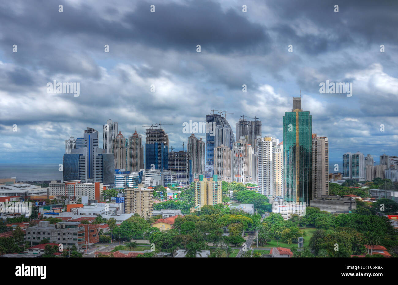 Skyline von Panama-Stadt mit einem sehr dramatischen Himmel Stockfoto