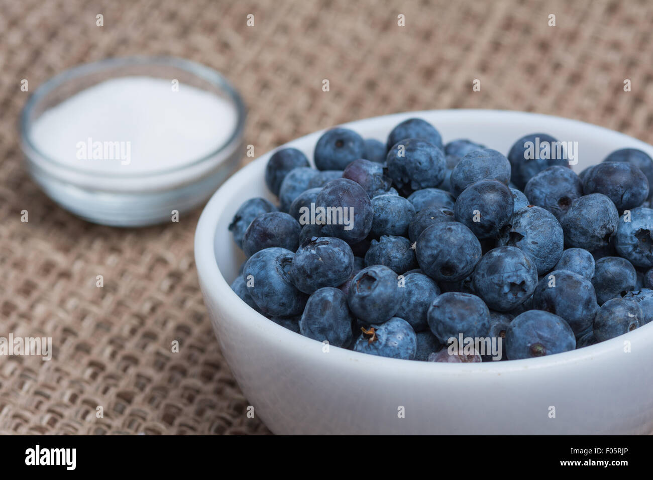 Heidelbeeren mit Zucker Stockfoto