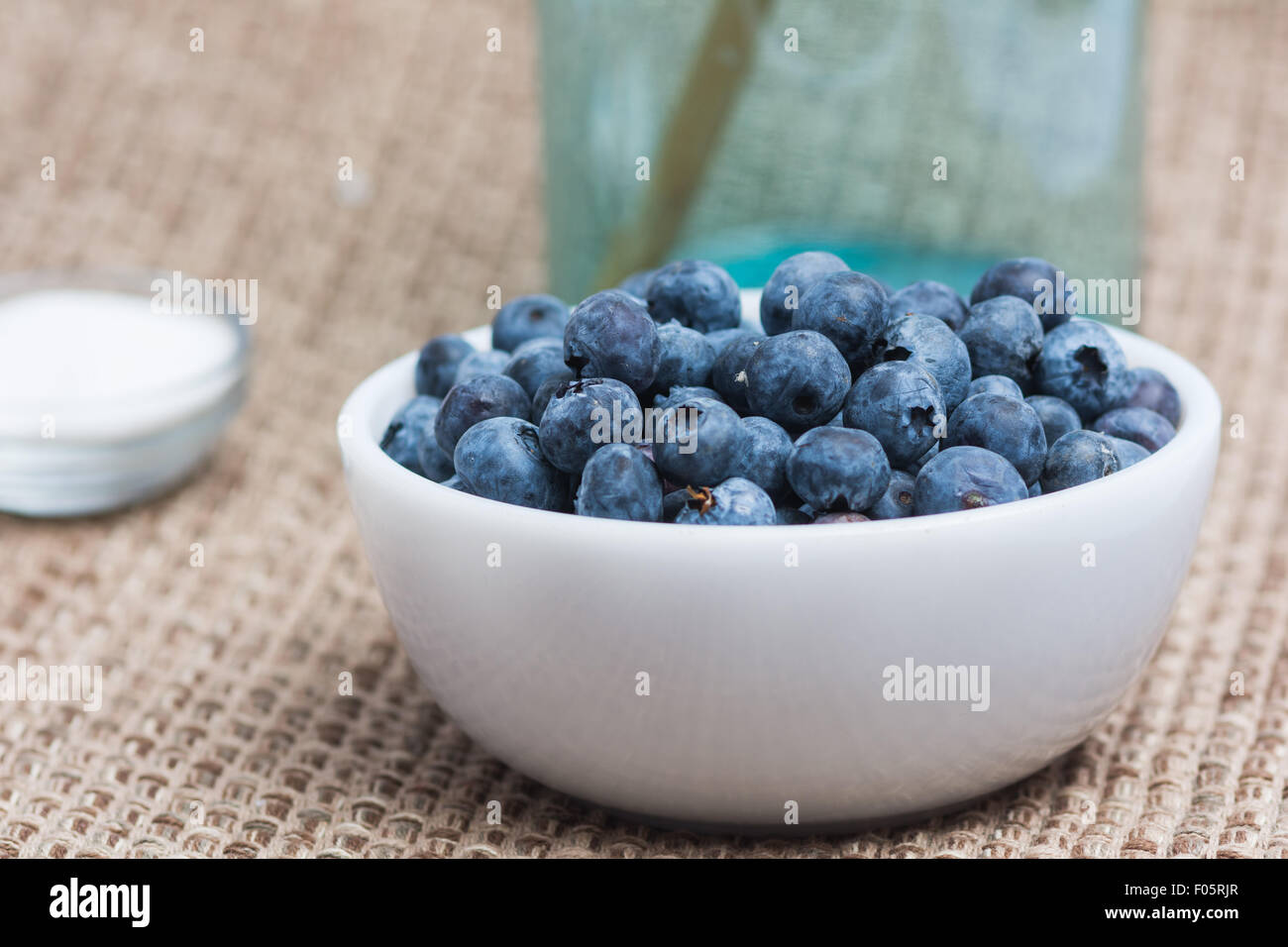 Schüssel mit Heidelbeeren Stockfoto