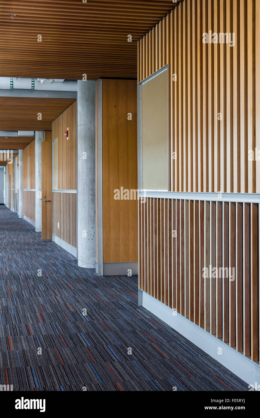 Open-seitig Flur mit vertikalen Holz- Verkleidung als Wandschmuck in der neuen student union Gebäude an der Ubc in Vancouver Stockfoto