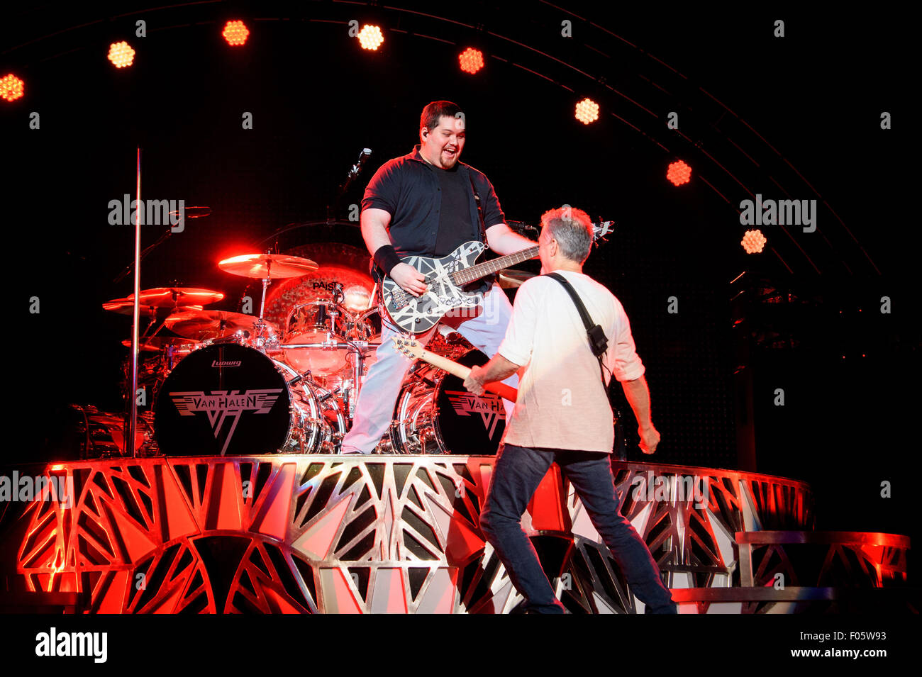 Toronto, Ontario, Kanada. 7. August 2015. Legendäre Rockband VAN HALEN spielte ausverkaufter Show im Molson Canadian Amphitheatre in Toronto. EDDIE VAN HALEN, DAVID LEE ROTH, ALEX VAN HALEN, WOLFGANG VAN HALEN Credit: Igor Vidyashev/ZUMA Draht/Alamy Live-Nachrichten Stockfoto