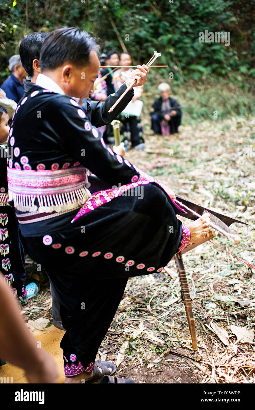 Hmong Mann schießen eine Hand gemacht Armbrust in einem Dorf in Chiang Mai, Thailand, Asien. Stockfoto