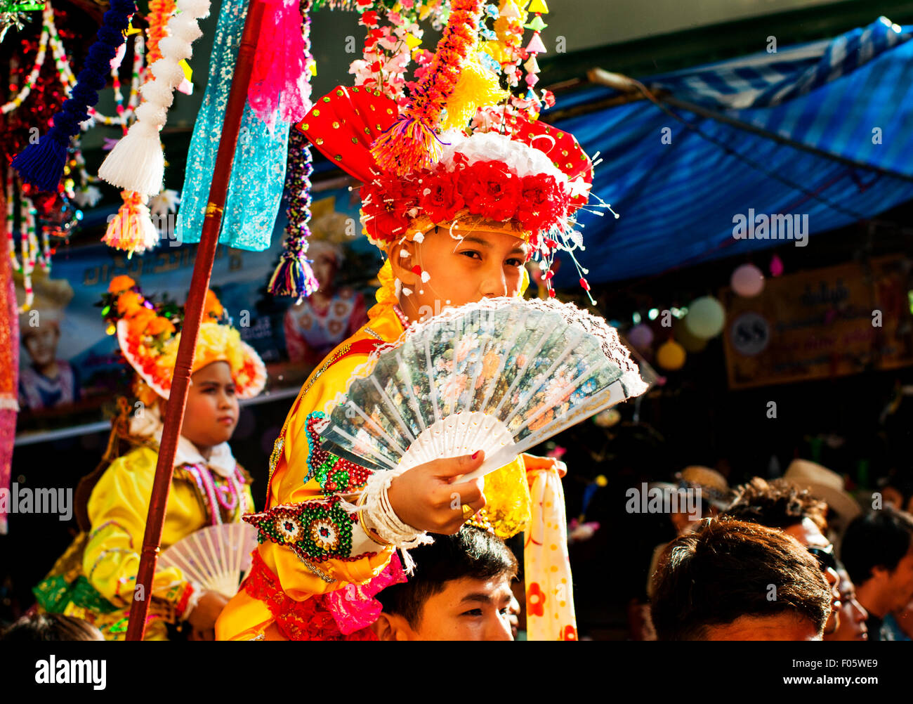 Familien teilnehmen an den Poi Sang lange Festival. Dies ist eine jährliche Veranstaltung, bei der jungen Jungen, die den Tempel als Anfänger Mo Stockfoto