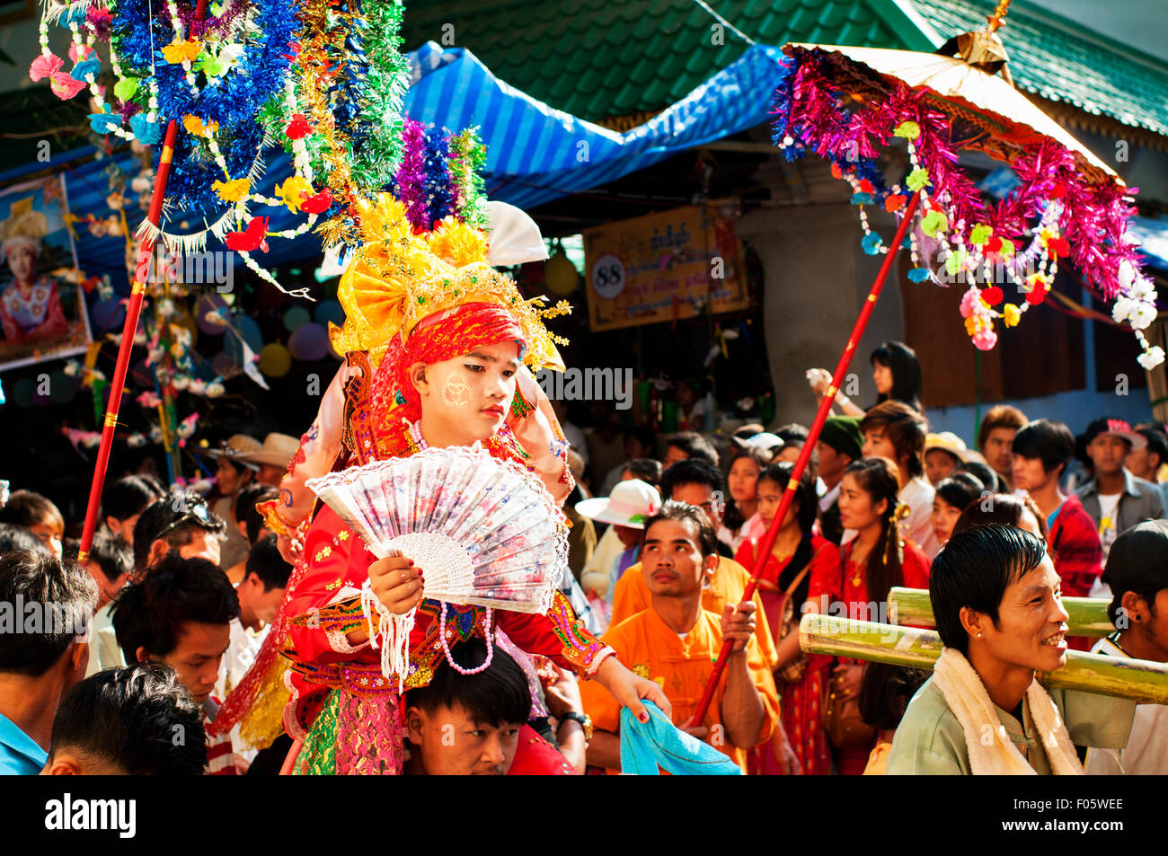 Familien teilnehmen an den Poi Sang lange Festival. Dies ist eine jährliche Veranstaltung, bei der jungen Jungen, die den Tempel als Anfänger Mo Stockfoto