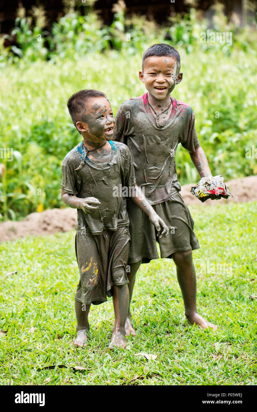 Hill Tribe Jungs spielen in den Schlamm in Chiang Mai, Thailand, Asien. Stockfoto