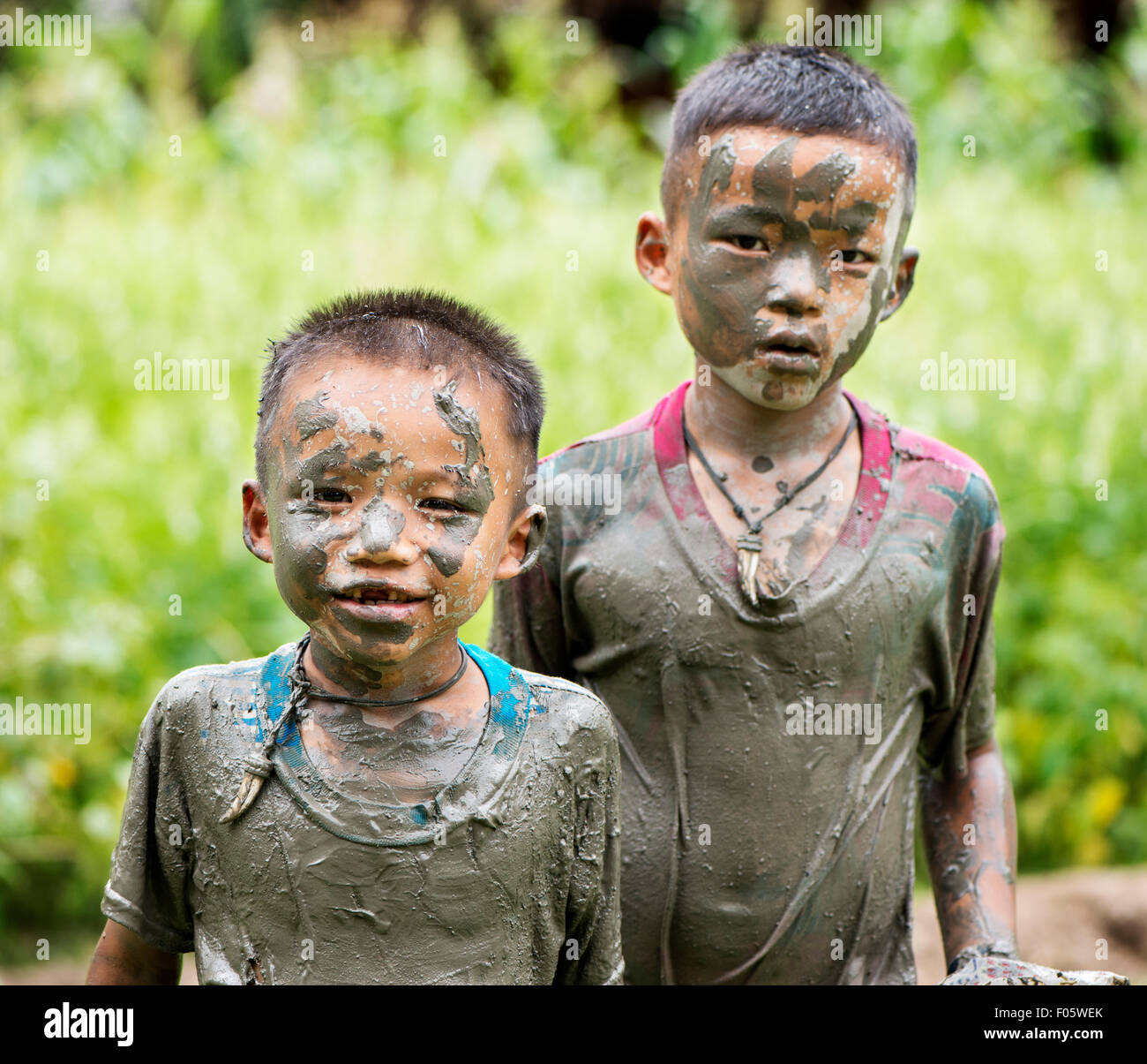 Hill Tribe Jungs spielen in den Schlamm in Chiang Mai, Thailand, Asien. Stockfoto