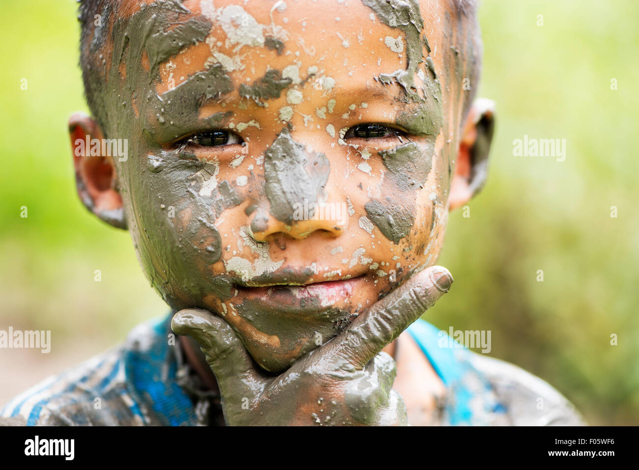 Hill Tribe Jungs spielen in den Schlamm in Chiang Mai, Thailand, Asien. Stockfoto