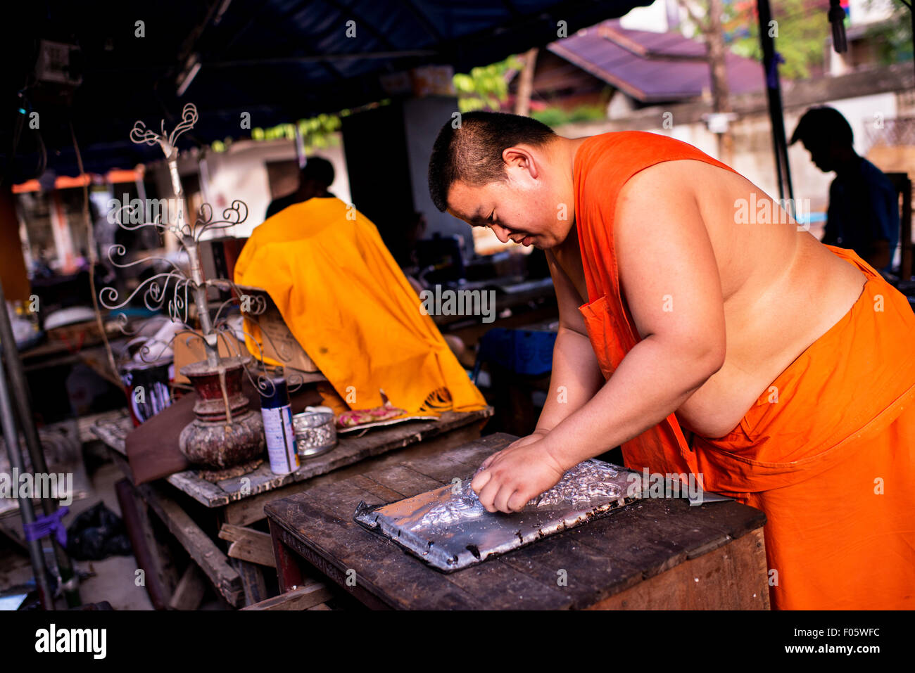 Buddhistischer Mönch auf gedrückt Metallkunst am Wat Sisuphan in Chiang Mai, Thailand, Asien. Stockfoto