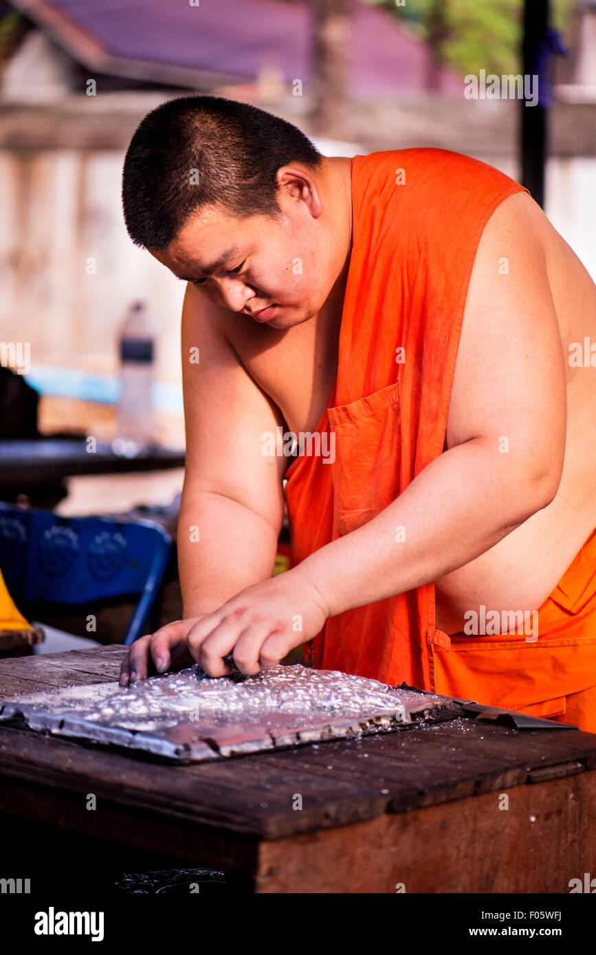 Buddhistischer Mönch auf gedrückt Metallkunst am Wat Sisuphan in Chiang Mai, Thailand, Asien. Stockfoto