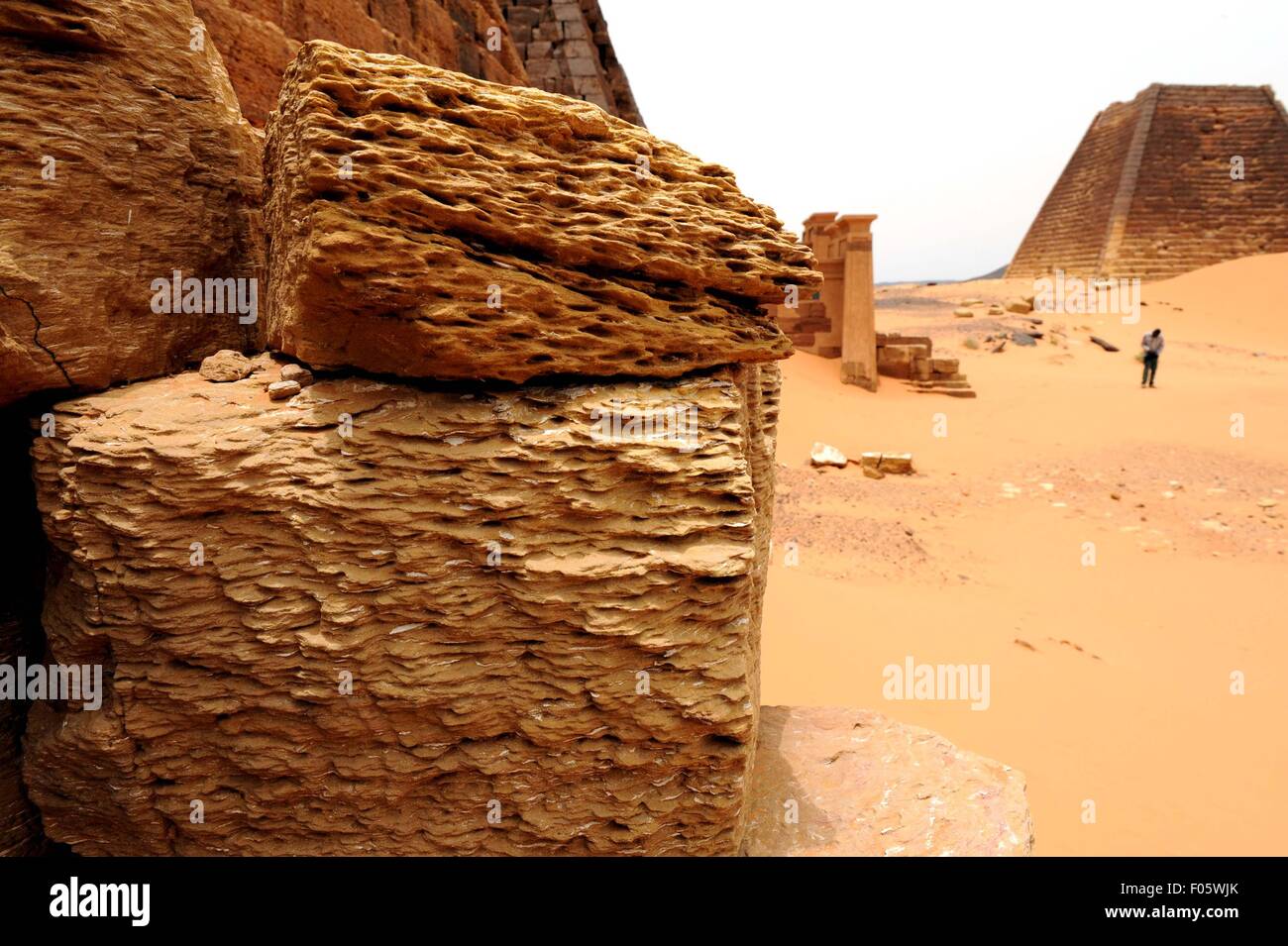 Khartoum. 7. August 2015. Foto aufgenommen am 7. August 2015 zeigt Meroe-Pyramiden für Touristen in Meroe, 250 km nördlich von Khartum, Hauptstadt des Sudan. Die archäologischen Stätten der Insel Meroe, eine halbwüstenartige Landschaft zwischen den Flüssen Nil und Atbara war das Kernland des Königreichs von Kusch, eine Großmacht aus dem 8. Jahrhundert v. Chr. bis 4. Jahrhundert n. Chr. Das Anwesen besteht aus der königlichen Stadt der Könige Kusch bei Meroe, nahe dem Nil, die nahe gelegenen religiöse Stätte des Naqa und Musawwarat es Sufra. © Li Ziheng/Xinhua/Alamy Live-Nachrichten Stockfoto