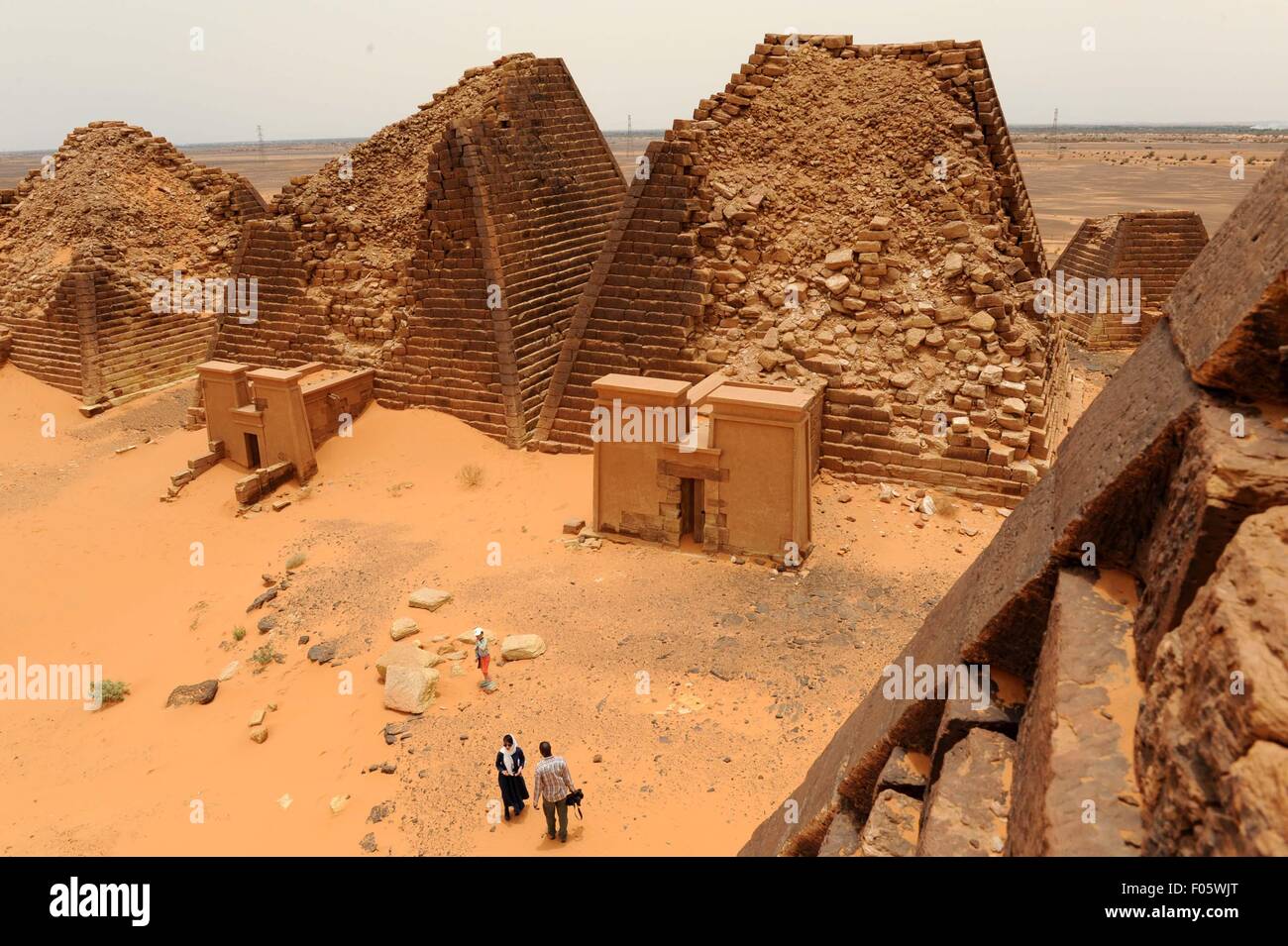 Khartoum. 7. August 2015. Foto aufgenommen am 7. August 2015 zeigt Meroe-Pyramiden für Touristen in Meroe, 250 km nördlich von Khartum, Hauptstadt des Sudan. Die archäologischen Stätten der Insel Meroe, eine halbwüstenartige Landschaft zwischen den Flüssen Nil und Atbara war das Kernland des Königreichs von Kusch, eine Großmacht aus dem 8. Jahrhundert v. Chr. bis 4. Jahrhundert n. Chr. Das Anwesen besteht aus der königlichen Stadt der Könige Kusch bei Meroe, nahe dem Nil, die nahe gelegenen religiöse Stätte des Naqa und Musawwarat es Sufra. © Li Ziheng/Xinhua/Alamy Live-Nachrichten Stockfoto