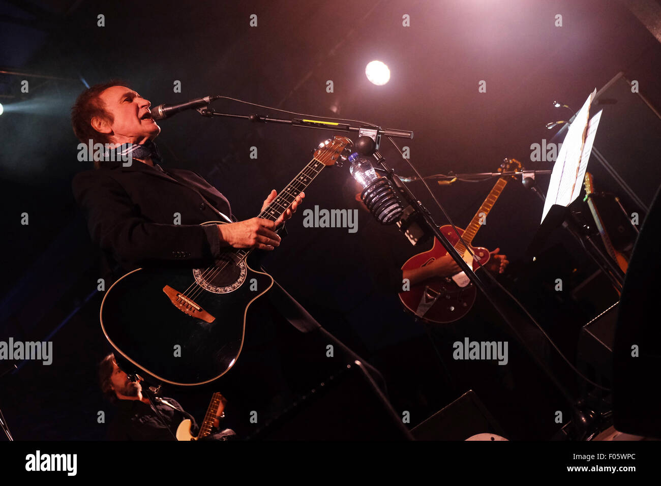 Brecon Jazz 2015 - Freitag, 7. August 2015 - Ray Davies im Konzert als Headliner Act am Eröffnungsabend des dreitägigen Brecon Jazz Festival. Ray Davies begann seine Leistung bei der Markthalle Veranstaltungsort in Brecon mit Hits von The Kinks-Ära - Brecon Powys, Wales, UK Stockfoto