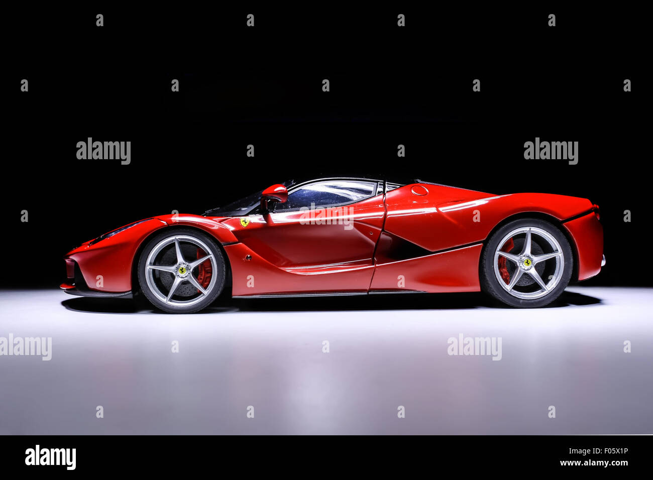 Ein Ferrari LaFerrari Modell auf einem schwarzen Hintergrund Stockfoto