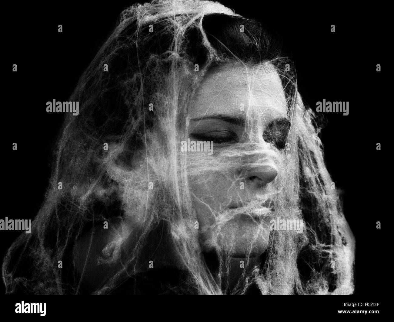 Frau Gesicht bedeckt durch knstliche Spinnweben Stockfotografie - Alamy