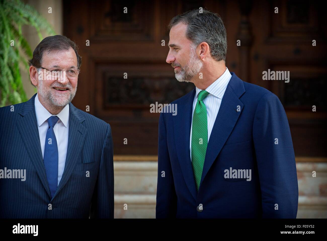 Palma De Mallorca, Spanien. 7. August 2015. Spanische König Felipe begrüßt Ministerpräsident Mariano Rajoy zur offiziellen Audienz im Marivent-Palast in Palma De Mallorca, Spanien, 7. August 2015. Foto: Patrick van Katwijk / POINT DE VUE OUT - NO WIRE SERVICE-/ Dpa/Alamy Live News Stockfoto