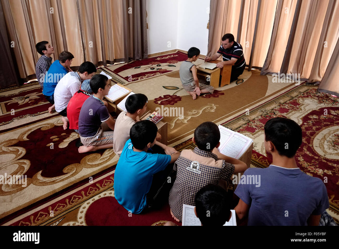 Junge muslimische Kinder lesen das Heilige Buch Koran während islamische Vorlesung in der Juma-Moschee Schamachy oder Freitag Moschee von Schamachy in Schamachy Stadt Aserbaidschans. Stockfoto