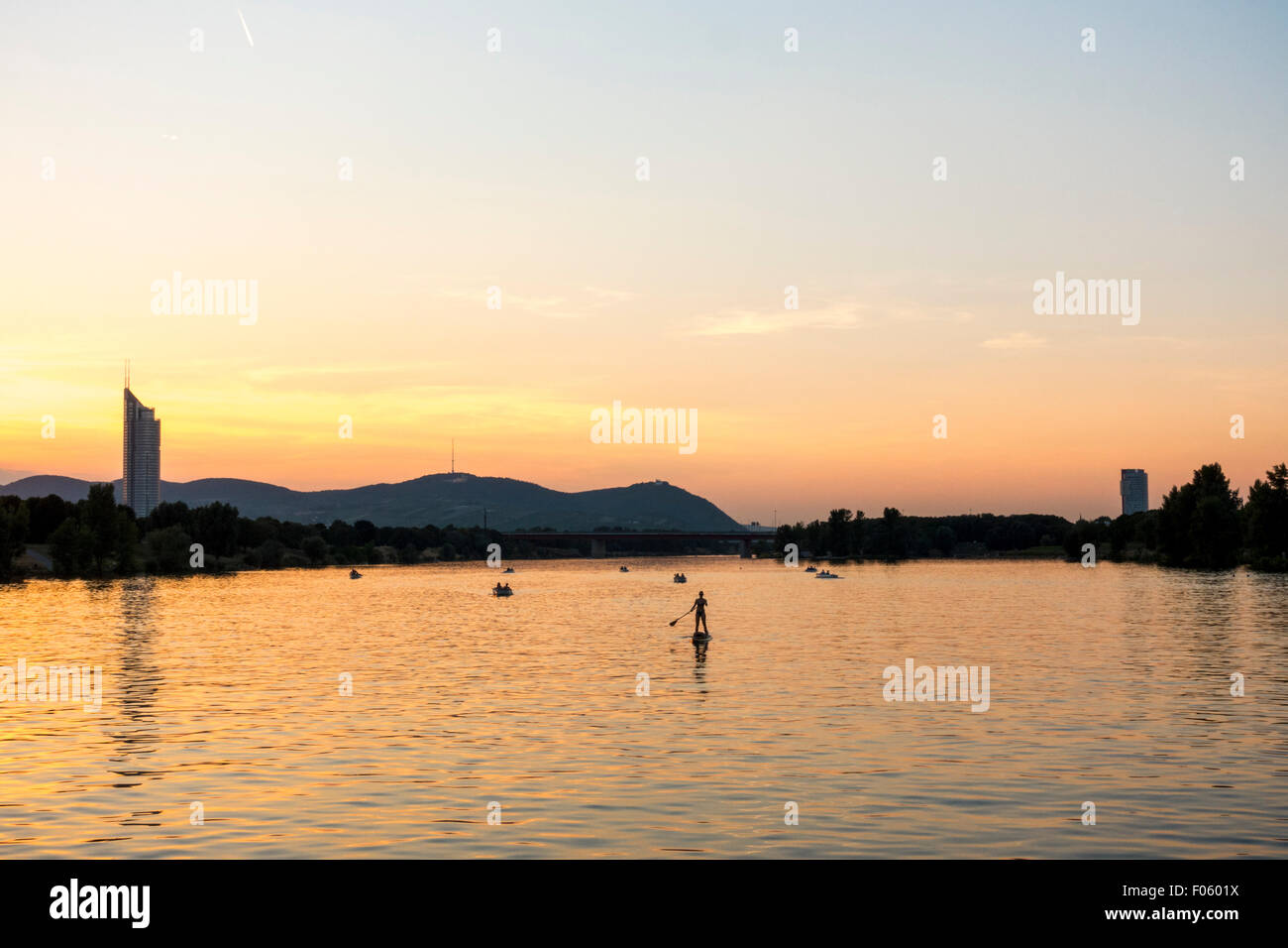 Neue Donau Mit Jahrtausende Turm Stockfoto