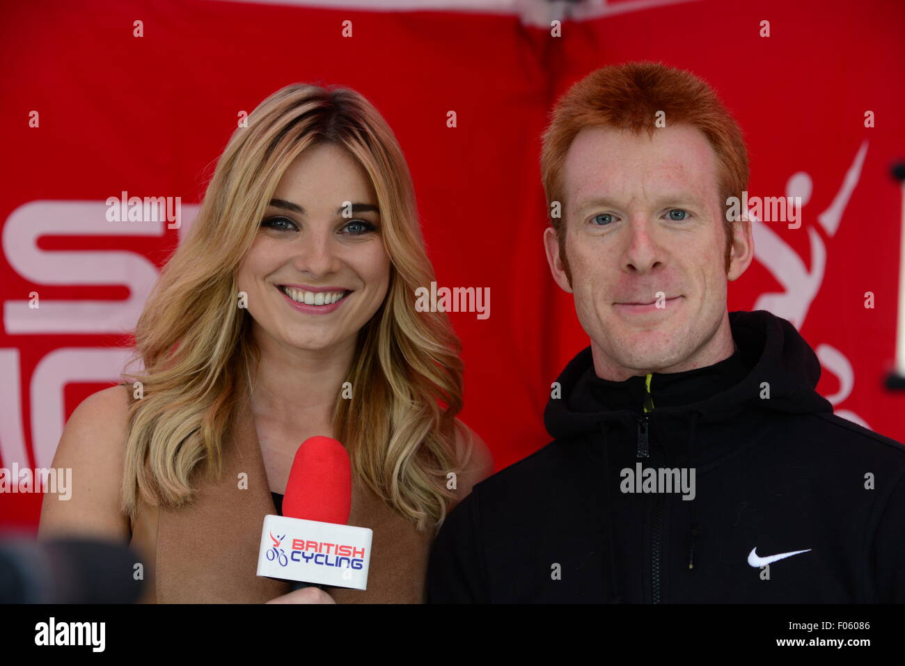 TV-Moderatorin Sian Welby mit Ed Clancy bei der nationalen Circuit Race Championships 2015, Barnsley, South Yorkshire, UK. Stockfoto