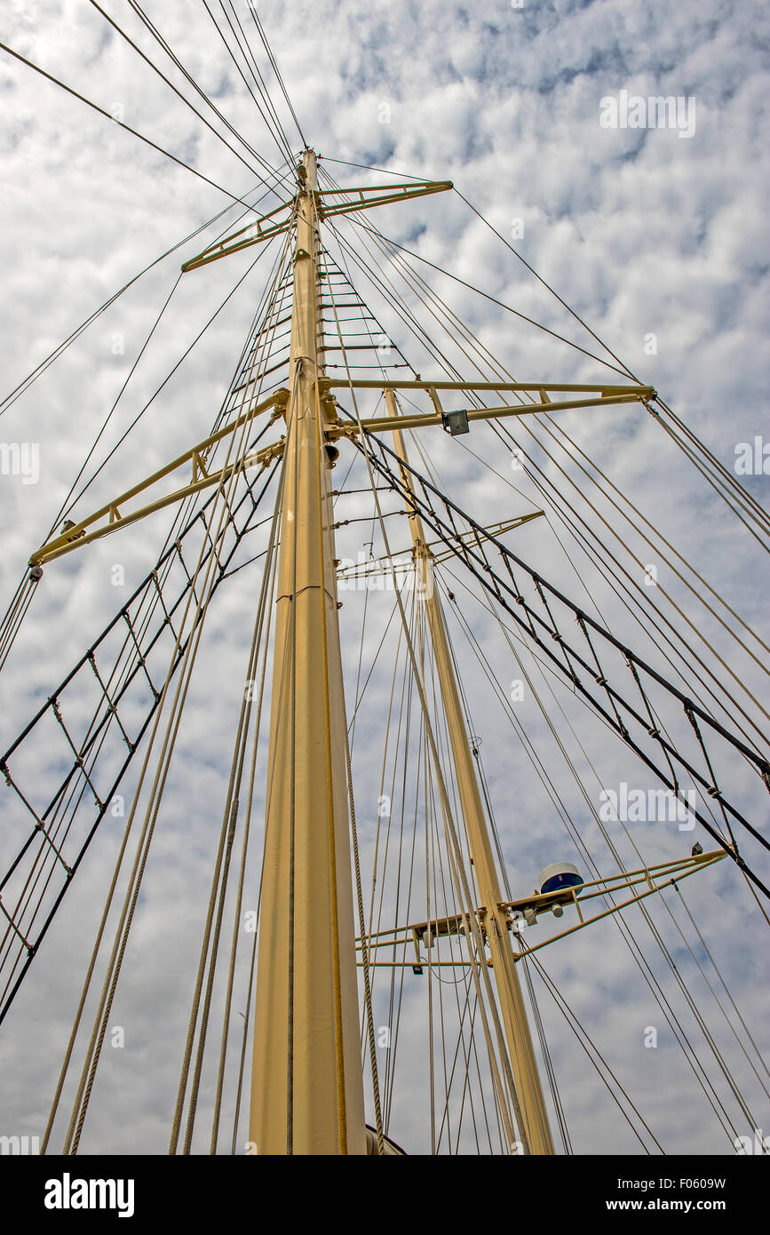 Segelboot Masten unter einem Himmel Makrele Stockfoto