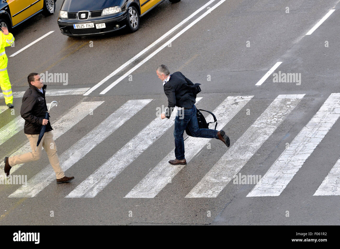 Geschäftsleute, läuft in einen Zebrastreifen, MWC, Fira de Barcelona, Hospitalet de Llobregat, Barcelona, Katalonien, Spanien Stockfoto