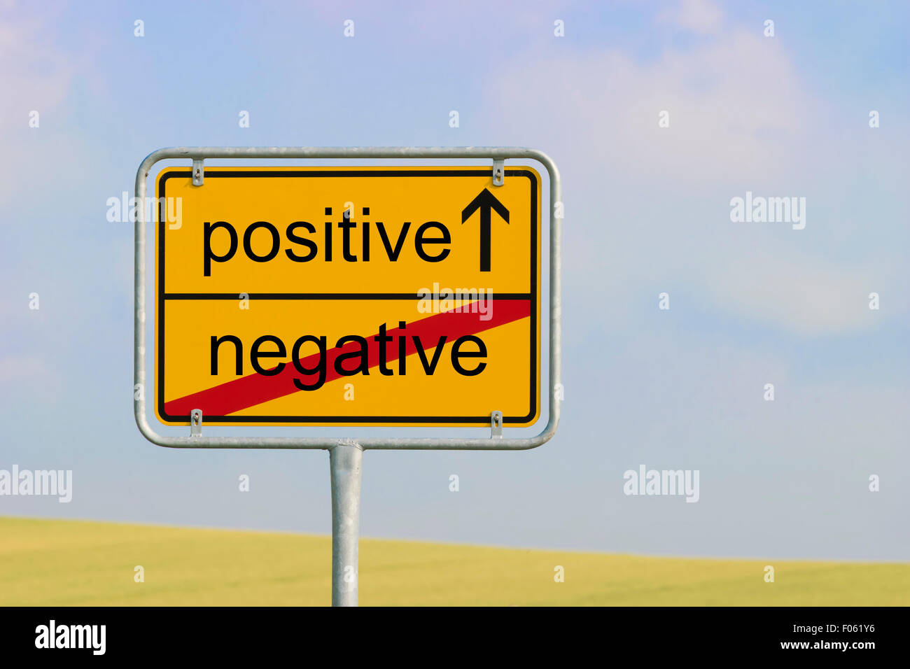 Gelbe Ortstafel mit Text "negativ-positiv" Stockfoto