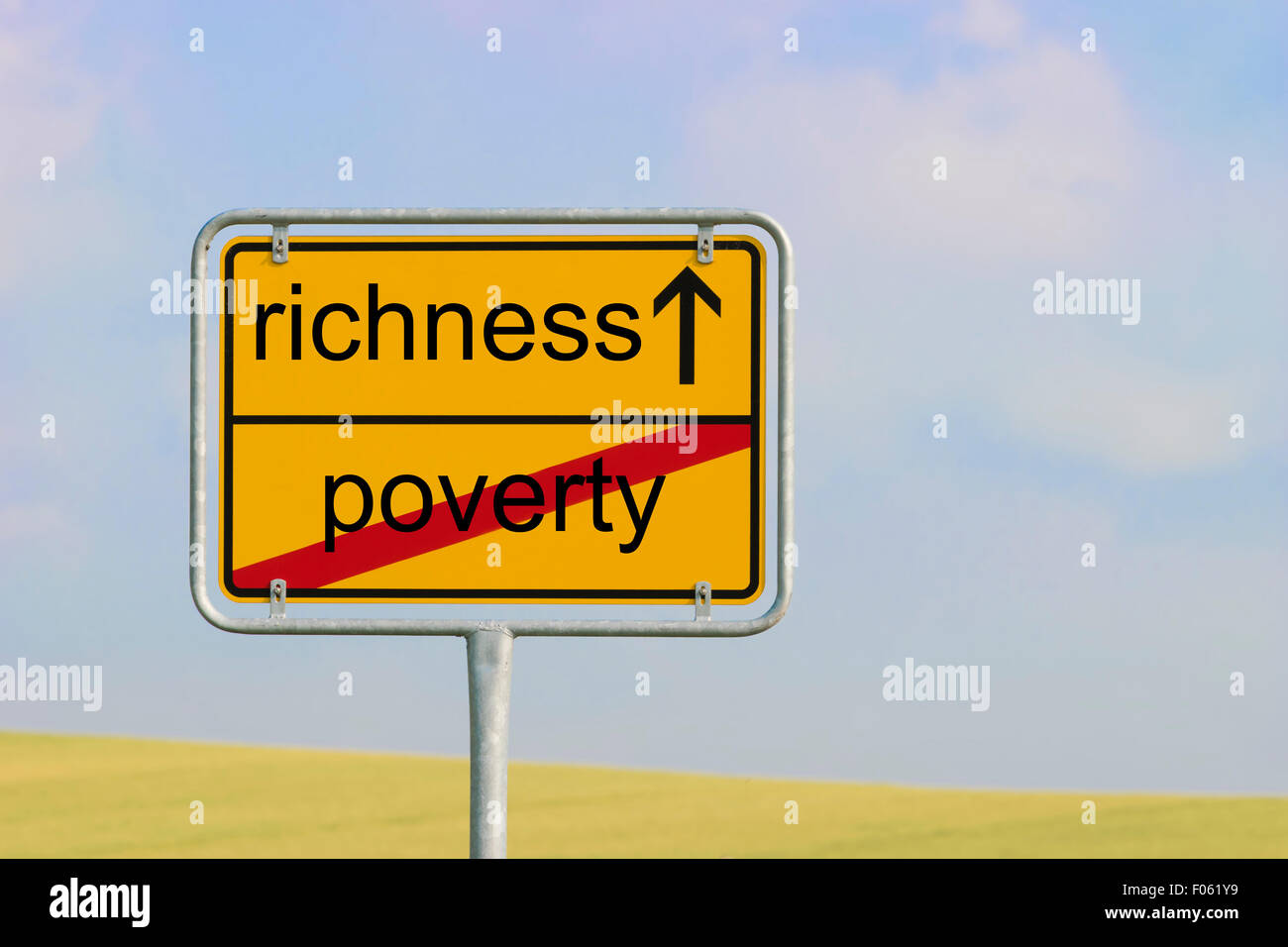 Gelbe Ortstafel mit Text "Armut Reichtum" Stockfoto