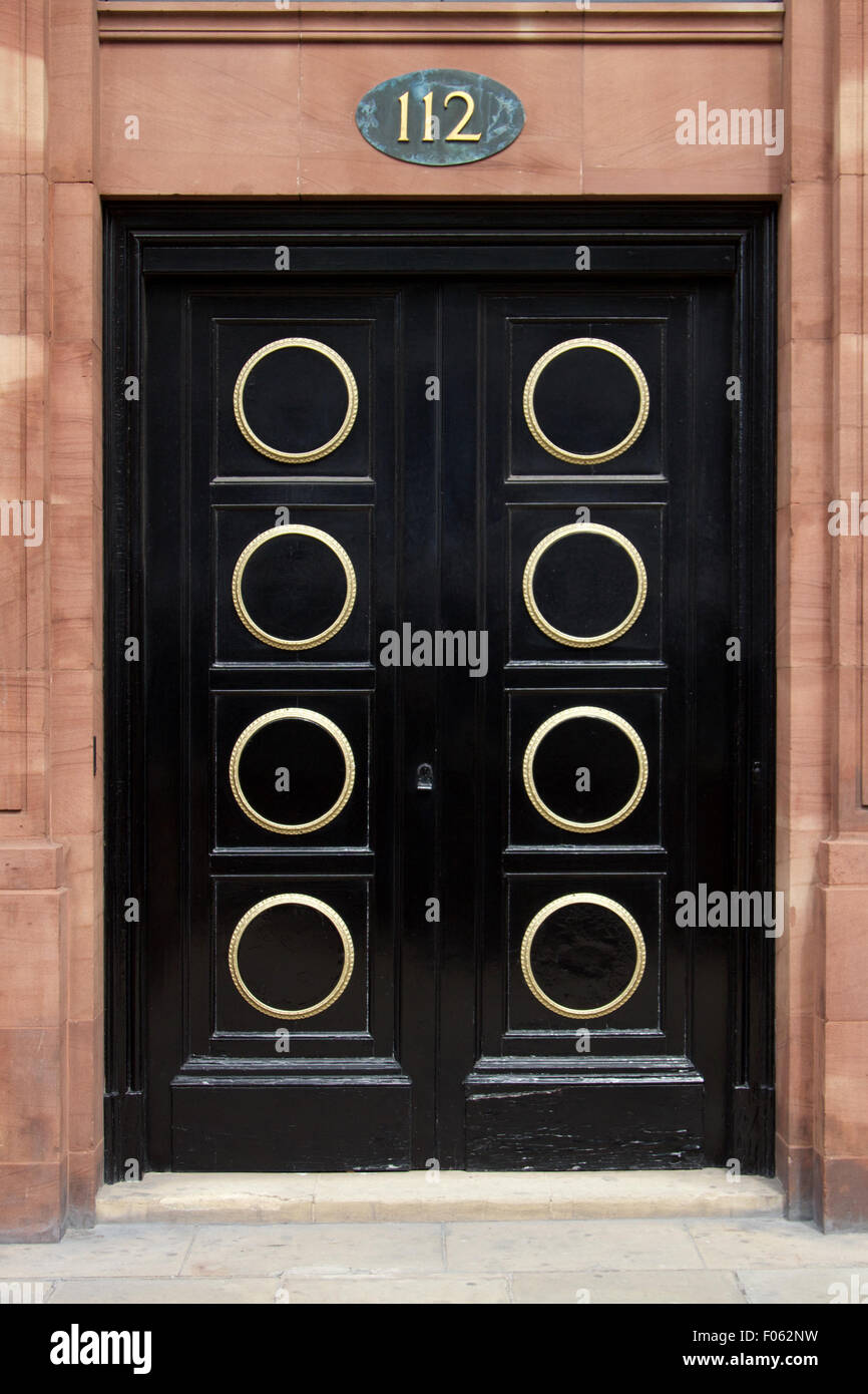 Schwarze Tür mit dekorativen goldenen Kreisen Stockfoto