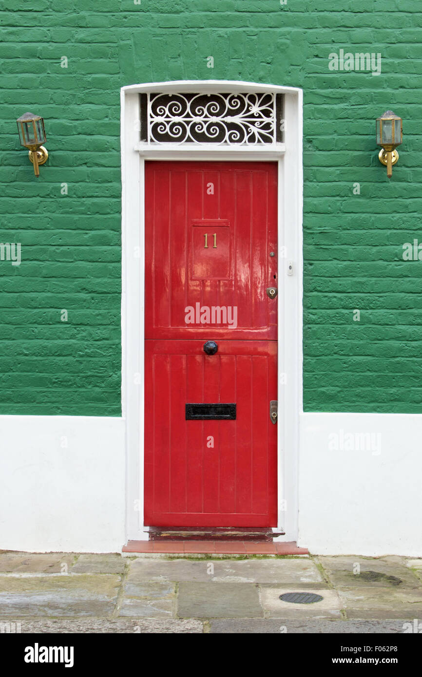 Rote Tür in grünen und weißen Wand Stockfoto