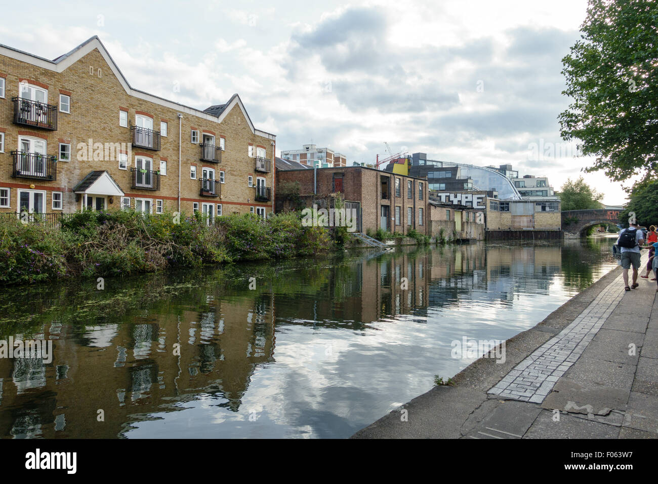 Menschen verbringen einen sonnigen Tag am Wochenende im Sommer 2015 durch einen Kanal in East London. Stockfoto