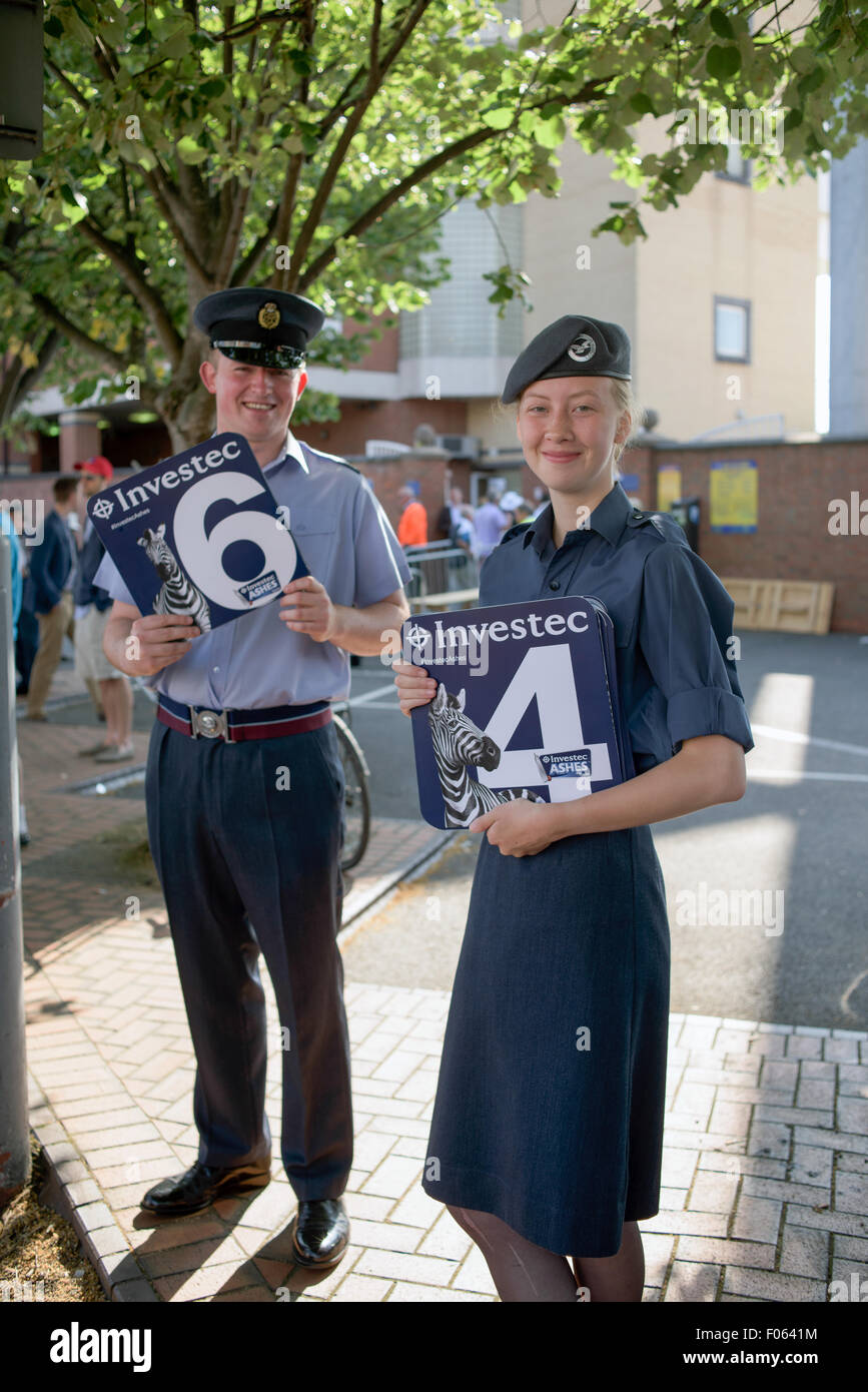 Trent Brücke, Nottingham, UK. 8. Aug, 2015.England und australische Cricket-Fans, die Ankunft in Trent Bridge vor dem Start der heutigen Testspiel, gingen England die Asche Entsendung a78-Lauf gewinnen zurückfordern. Bildnachweis: IFIMAGE/Alamy Live-Nachrichten Stockfoto