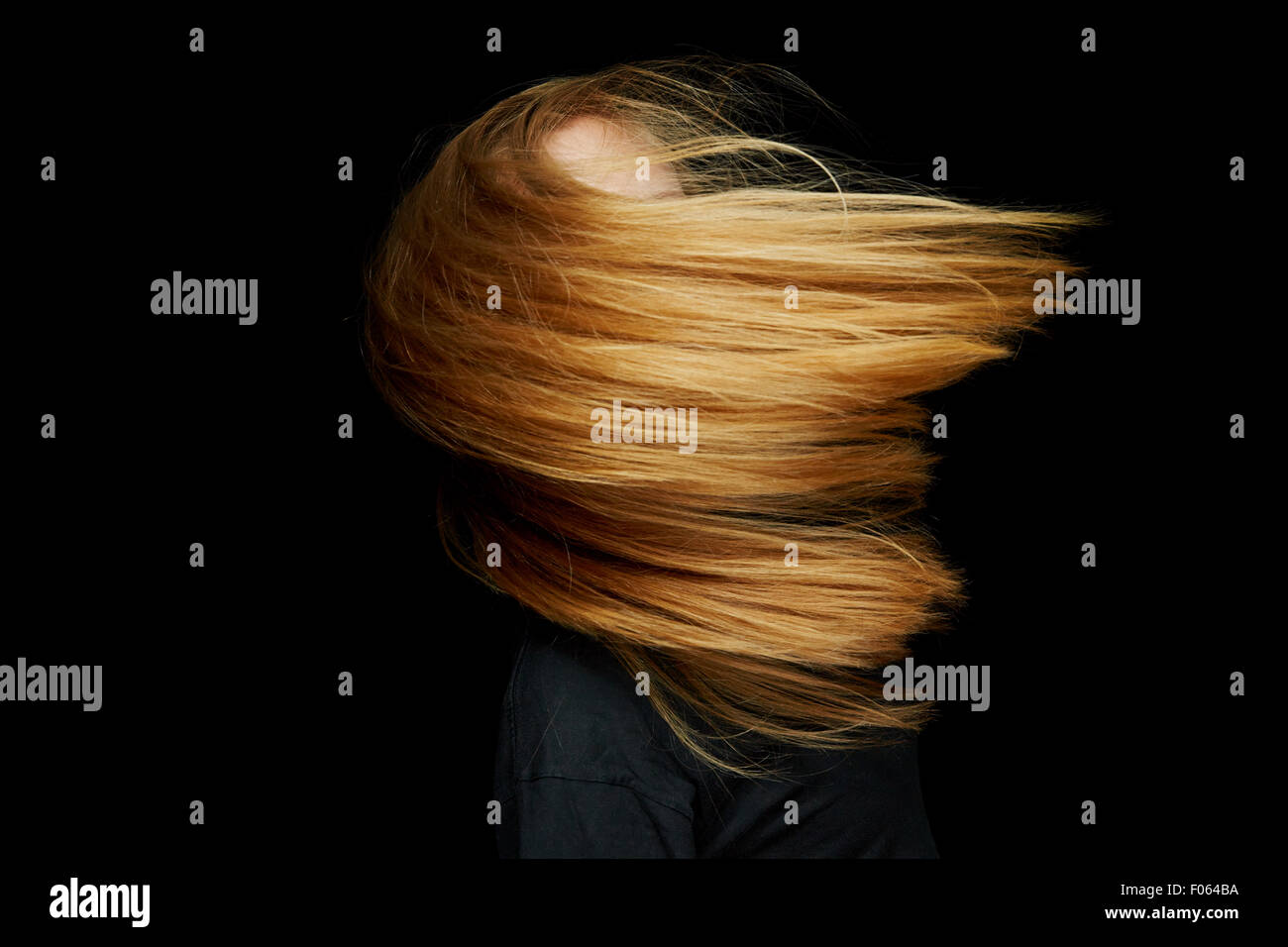 Blonde Frau tanzt mit langen Haaren in der Nacht fliegen Stockfoto