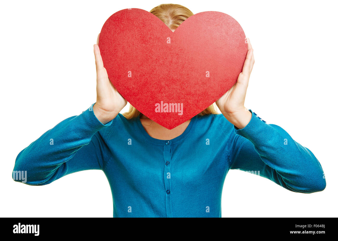 Anonyme Frau großes rotes Herz vor ihr Gesicht halten Stockfoto