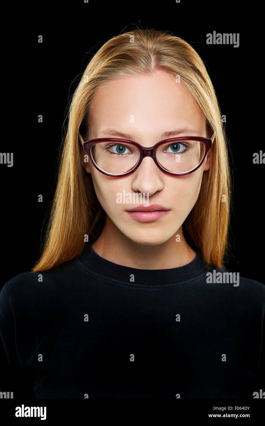 Vorderansicht der jungen blonden Frau mit Nerd Brille ernsthaft Stockfoto