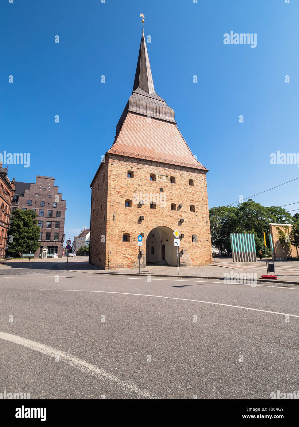 Historische Gebäude in Rostock (Deutschland) mit blauem Himmel Stockfoto