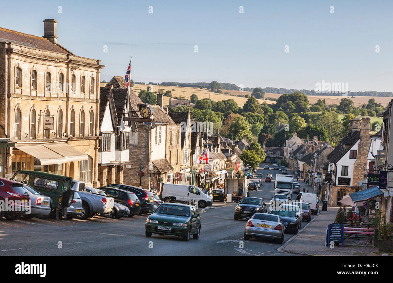 Schwerverkehr in den Cotswolds Dorf Burford, Oxfordshire, England Stockfoto