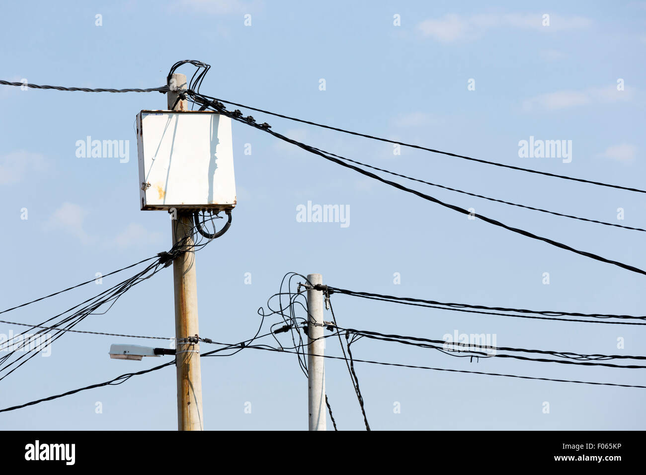 Strommasten mit vielen elektrischen Leitungen und weißen Felder in Nachbarschaft der Zigeuner in Sofia, Bulgarien. Stockfoto